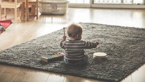 Ein Kind spielt Instrumente